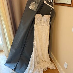 Elegant Lace Wedding Dress in Cream